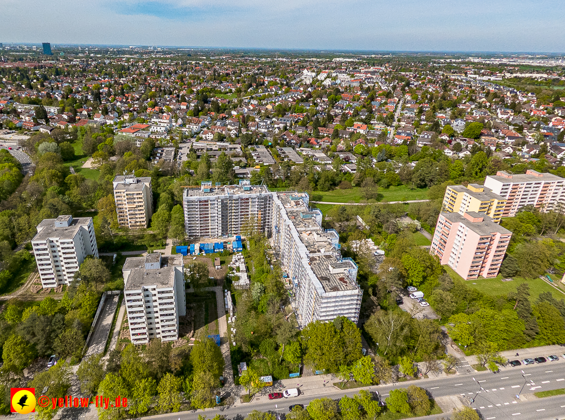 04.05.2023 - Luftbilder von der Fassadensanierung am Karl-Marx-Ring 11-21 in Neuperlach